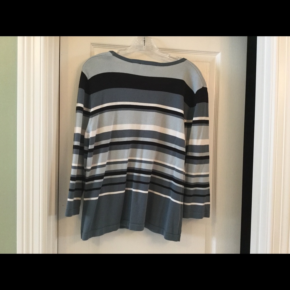Never worn pullover - Picture 2 of 4